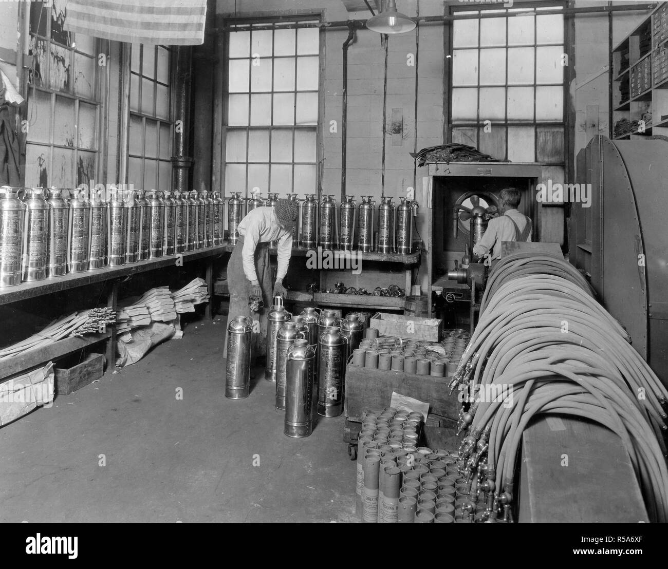 La laccatura estintori in pianta di American La France motore fire Co., Inc., Elmira, New York ca. 1918 Foto Stock