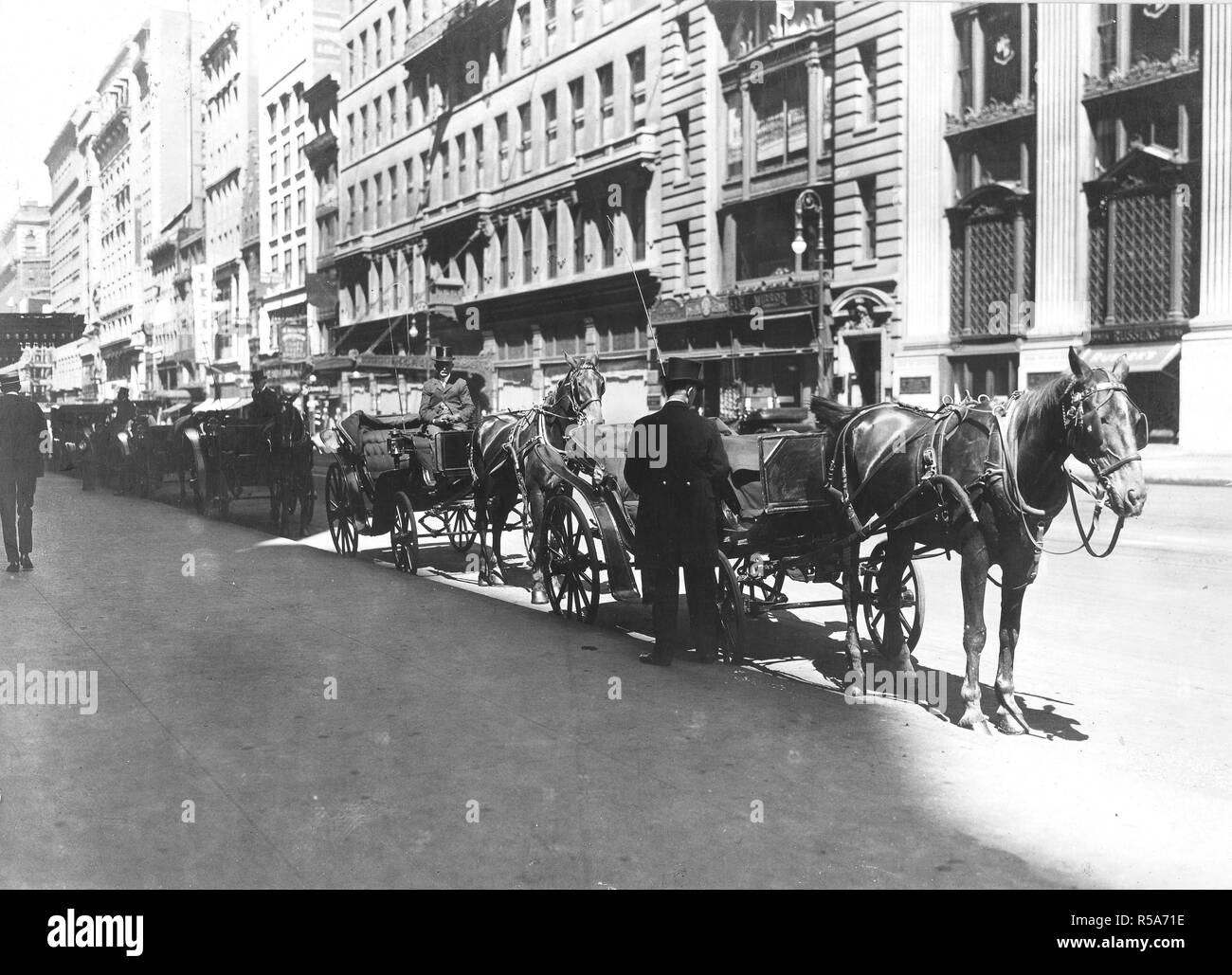 La linea del cavallo e cabine che non dovere nella città di New York sulla domenica gasless ca. 1918 Foto Stock