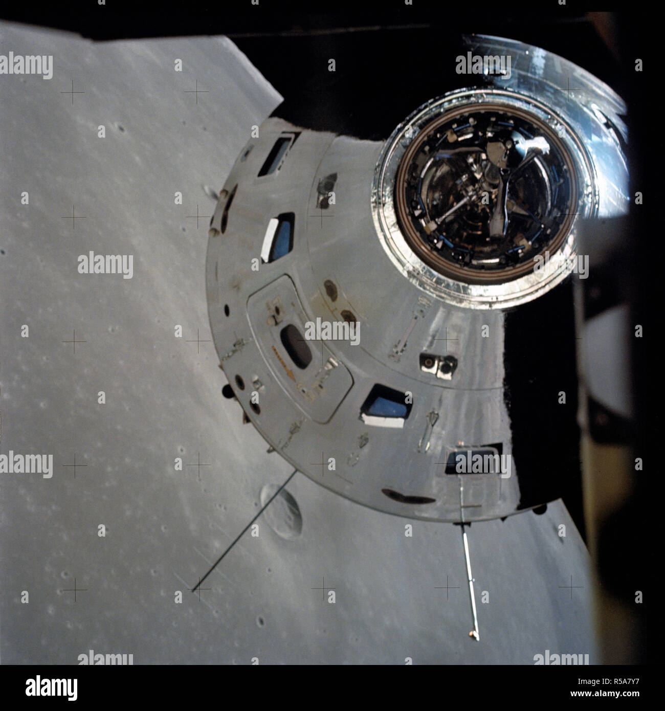 (7-19 Dic. 1972) --- In questa vista, preso dal Modulo Lunare (LM), il comando e il modulo di servizio (CSM) sono visibili la preparazione all'appuntamento con la LM. Nota la riflessione della superficie lunare su il CSM. Foto Stock