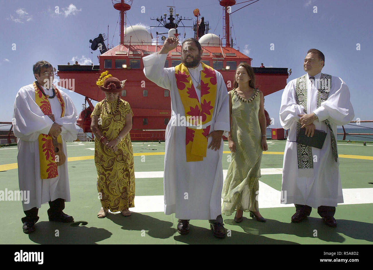 10/8/2001 - Membri della Chiesa Kaumakapili eseguire una benedizione hawaiano cerimonia, sul ponte di volo dell'delle Bahamas, Multi-purpose Diving nave di sostegno (DSV) 'Rockwater 2', durante le operazioni di recupero per il giapponese peschereccio Ehime Maru Foto Stock