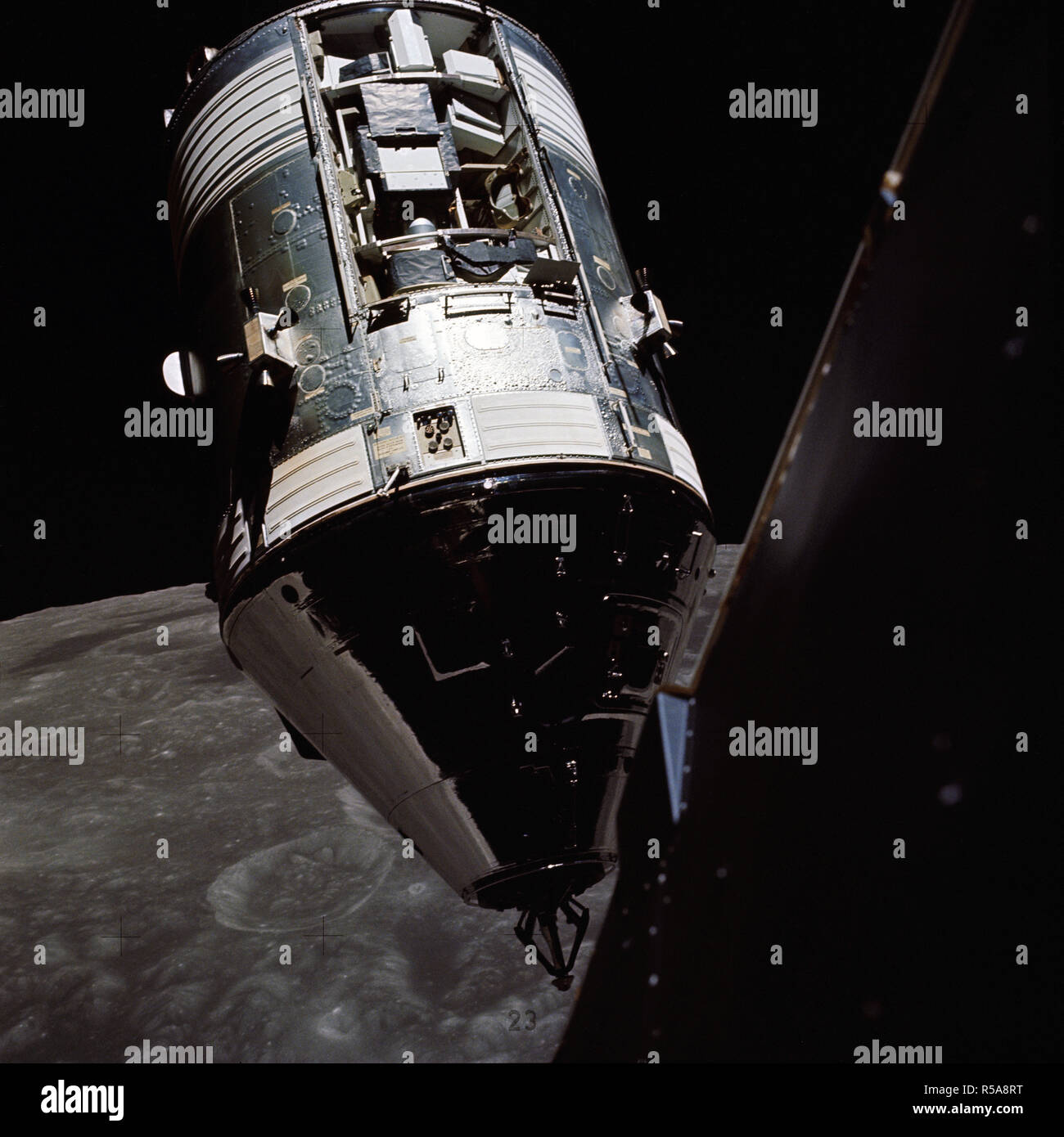 (14 dicembre 1972) --- Una vista eccellente dell'Apollo 17 il comando e moduli di servizio (CSM) fotografato dal Modulo Lunare (LM) "Challenger" durante il rendezvous e le manovre di attracco in orbita lunare. Foto Stock
