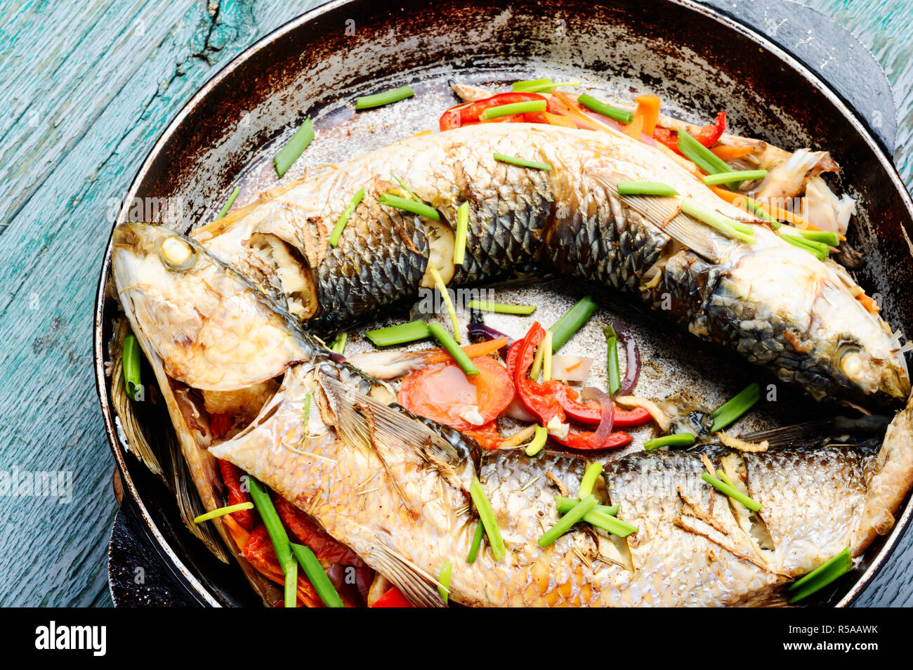 Pesce al forno ripieno di verdure.la dieta e il cibo sano Foto Stock