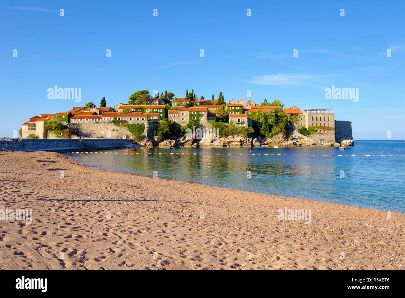 Isola di Sveti Stefan, nei pressi di Budva, costa adriatica, Montenegro Foto Stock