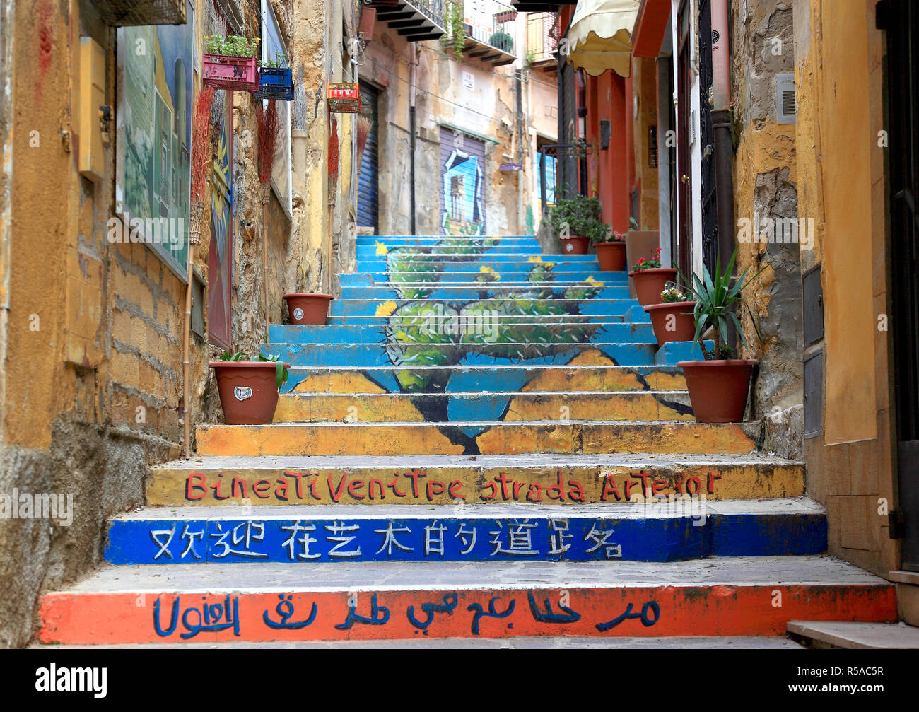 Colorata scala dipinta in un vicolo stretto vicolo, arte, Agrigento, Sicilia, Italia Foto Stock