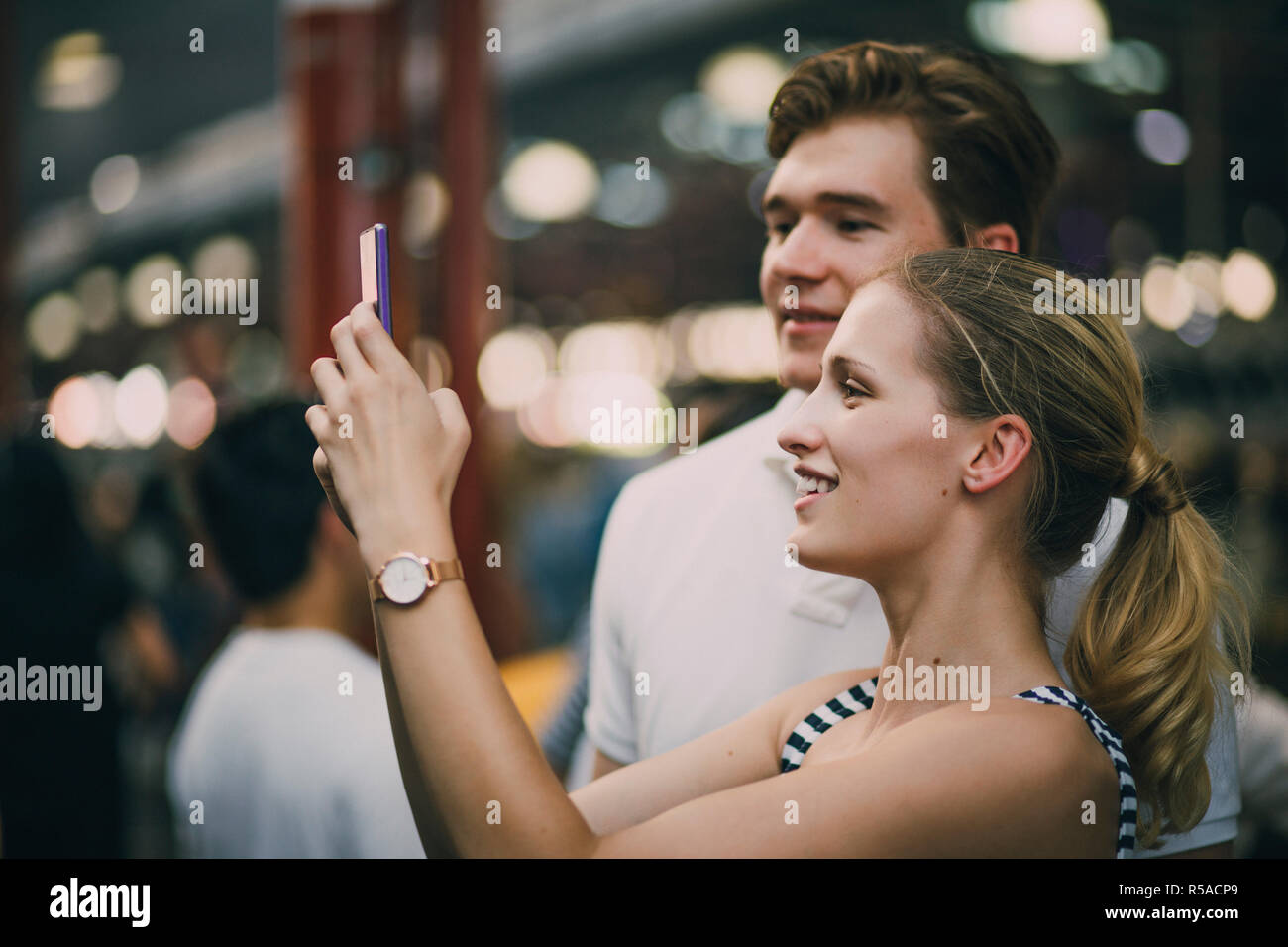 Scattare foto nella Queen Victoria Market Foto Stock