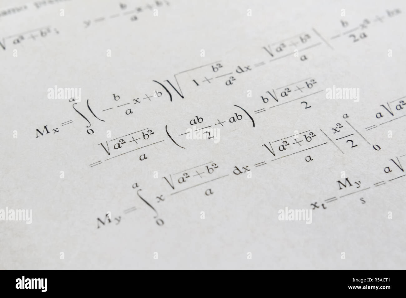 Dettaglio di un libro di matematica e esempio avanzato con integrali Foto Stock