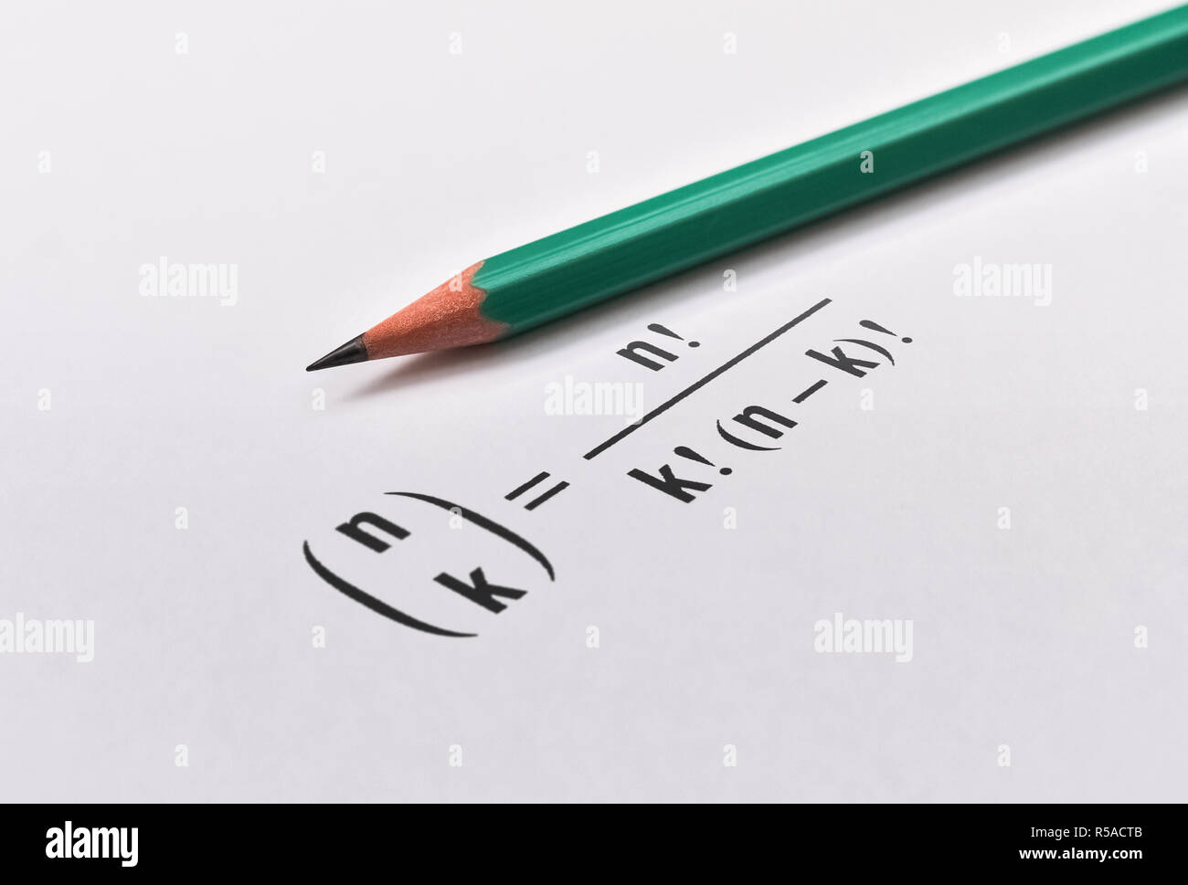 Matita e la formula di calcolo combinatorio che dà il numero esatto di combinazioni Foto Stock