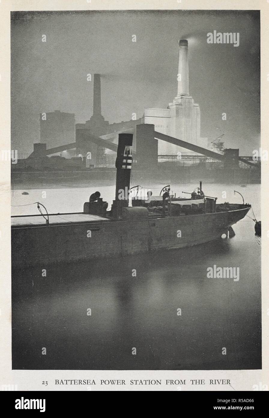 Una vista di Battersea Power Station dal fiume. Lo Spirito di Londra ... Illustrato da fotografie. Londra : B. T. Batsford, 1935. Fonte: 010349.cc.39, pagina 23. Lingua: Inglese. Foto Stock