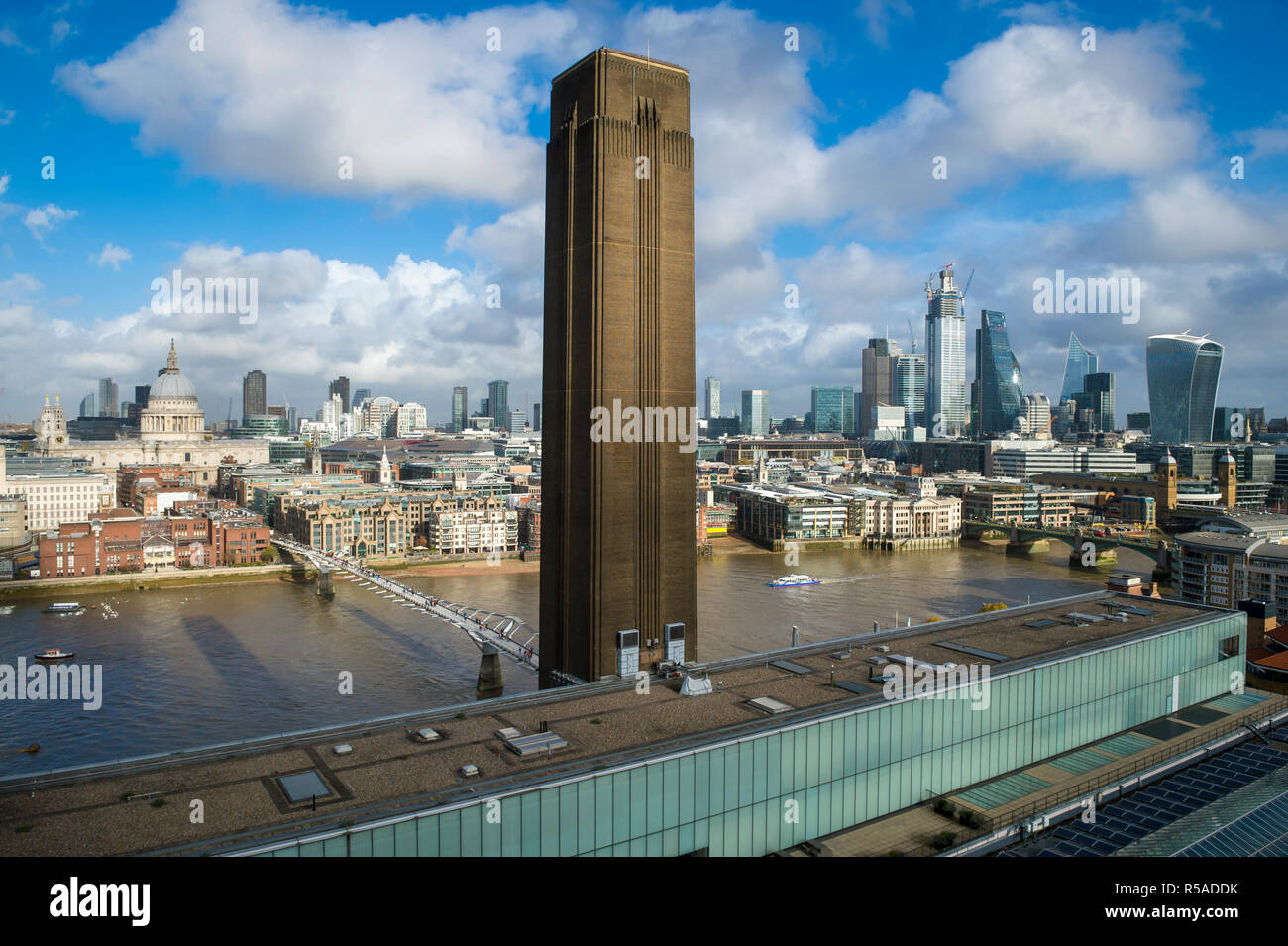 Marrone a torre in mattoni di un ex stazione di potenza permanente sulla riva sud del fiume Tamigi sopra lo skyline della città di Londra il quartiere finanziario Foto Stock