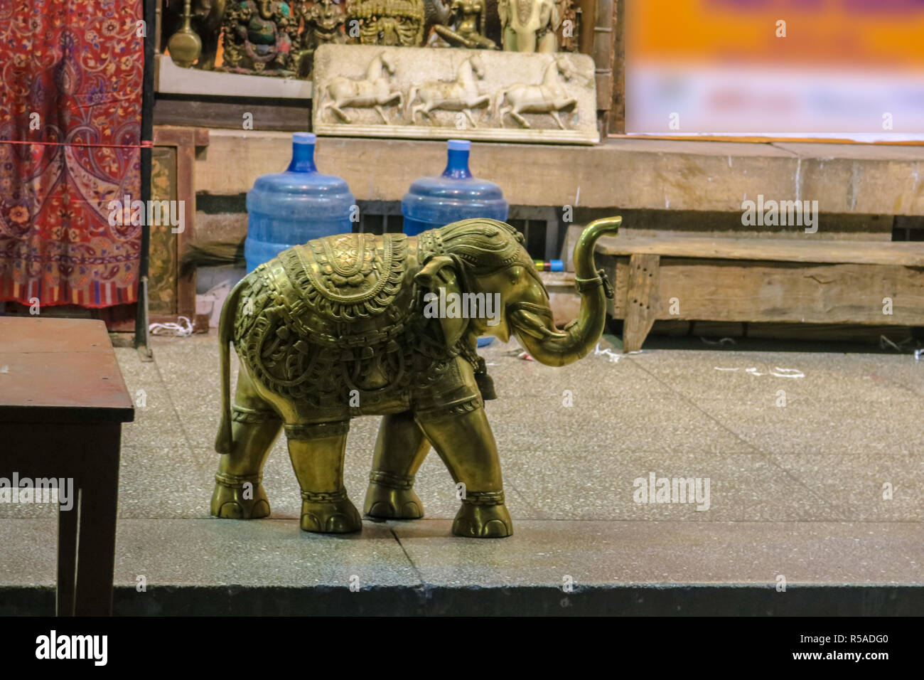 Ottone e Bronzo statua dell'Elefante display su una strada shop di Jodhpur Rajasthan Foto Stock