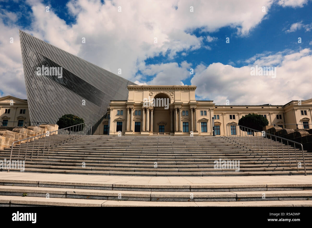 Bundeswehr Museo di Storia Militare, edificio principale con la scultura a cuneo, architetto Daniel Libeskind, Dresda, Sassonia, Germania Foto Stock