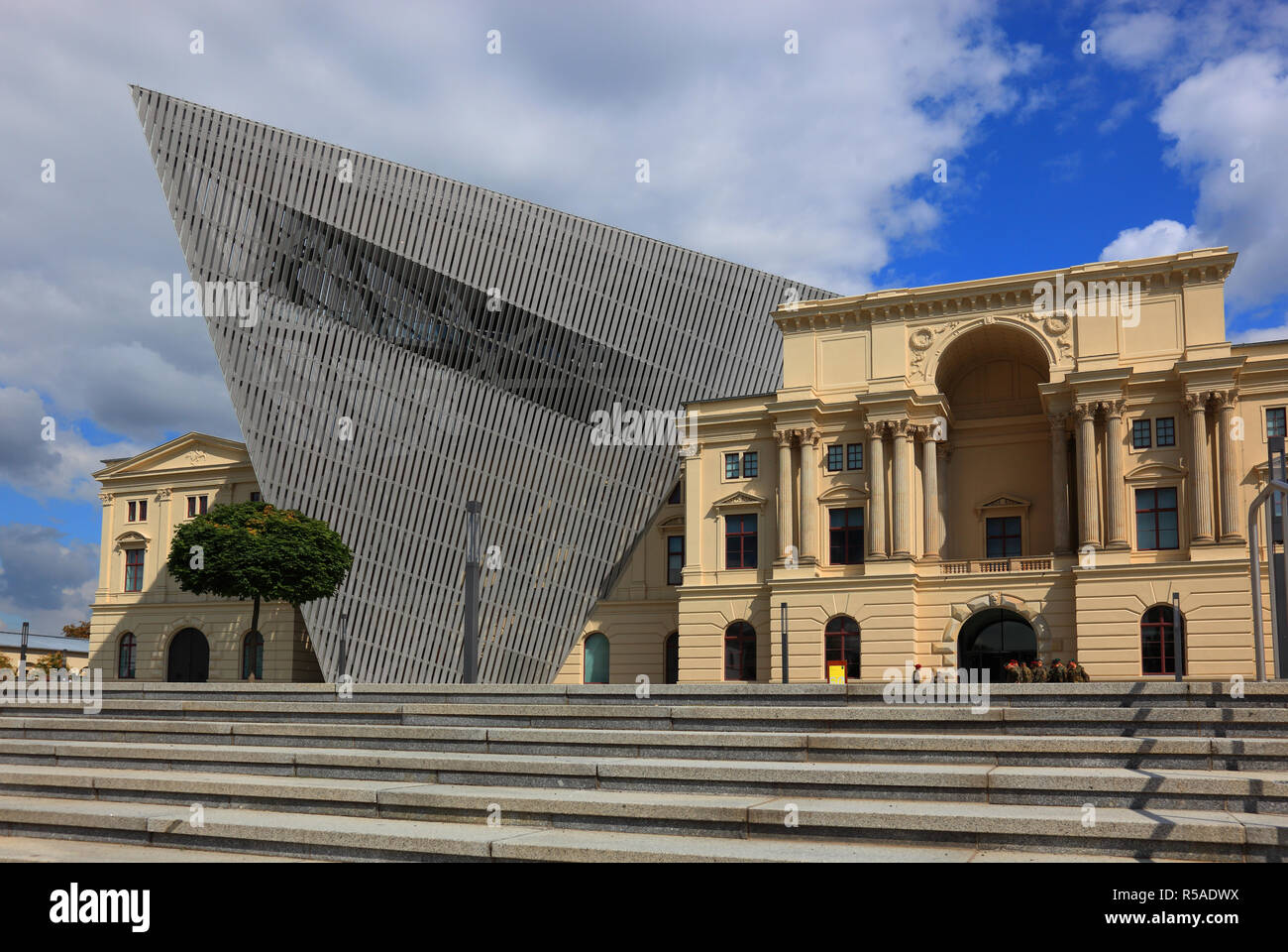 Bundeswehr Museo di Storia Militare, edificio principale con la scultura a cuneo, architetto Daniel Libeskind, Dresda, Sassonia, Germania Foto Stock