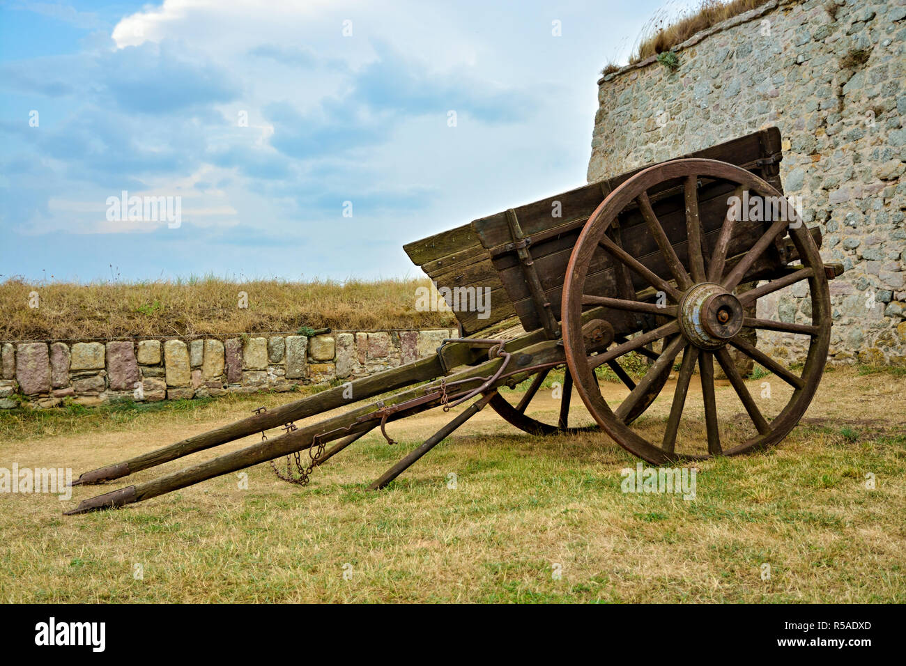 Vecchio carrello di legno è pronto per le merci destinate a essere caricato Foto Stock