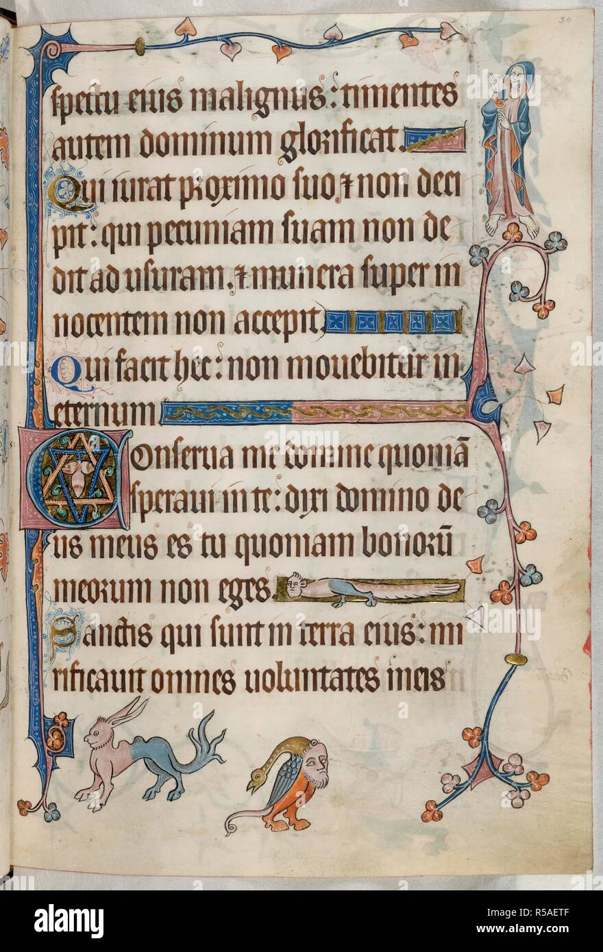 Il salmo 15; grottesche. Luttrell Salterio. Inghilterra [East Anglia]; circa 1325-1335. [Tutto] folio fine del Salmo 14. Il salmo 15 inizio con gusto iniziale 'C'. Decorazione di confine tra cui una standing uomo incappucciato; nel margine inferiore, due grottesche, uno a forma di coniglio con selvaggi zoccoli. Immagine presa da Luttrell Salterio. Originariamente pubblicato/prodotto in Inghilterra [East Anglia]; circa 1325-1335. . Fonte: Aggiungi. 42130, f.30. Lingue: Latina. Foto Stock