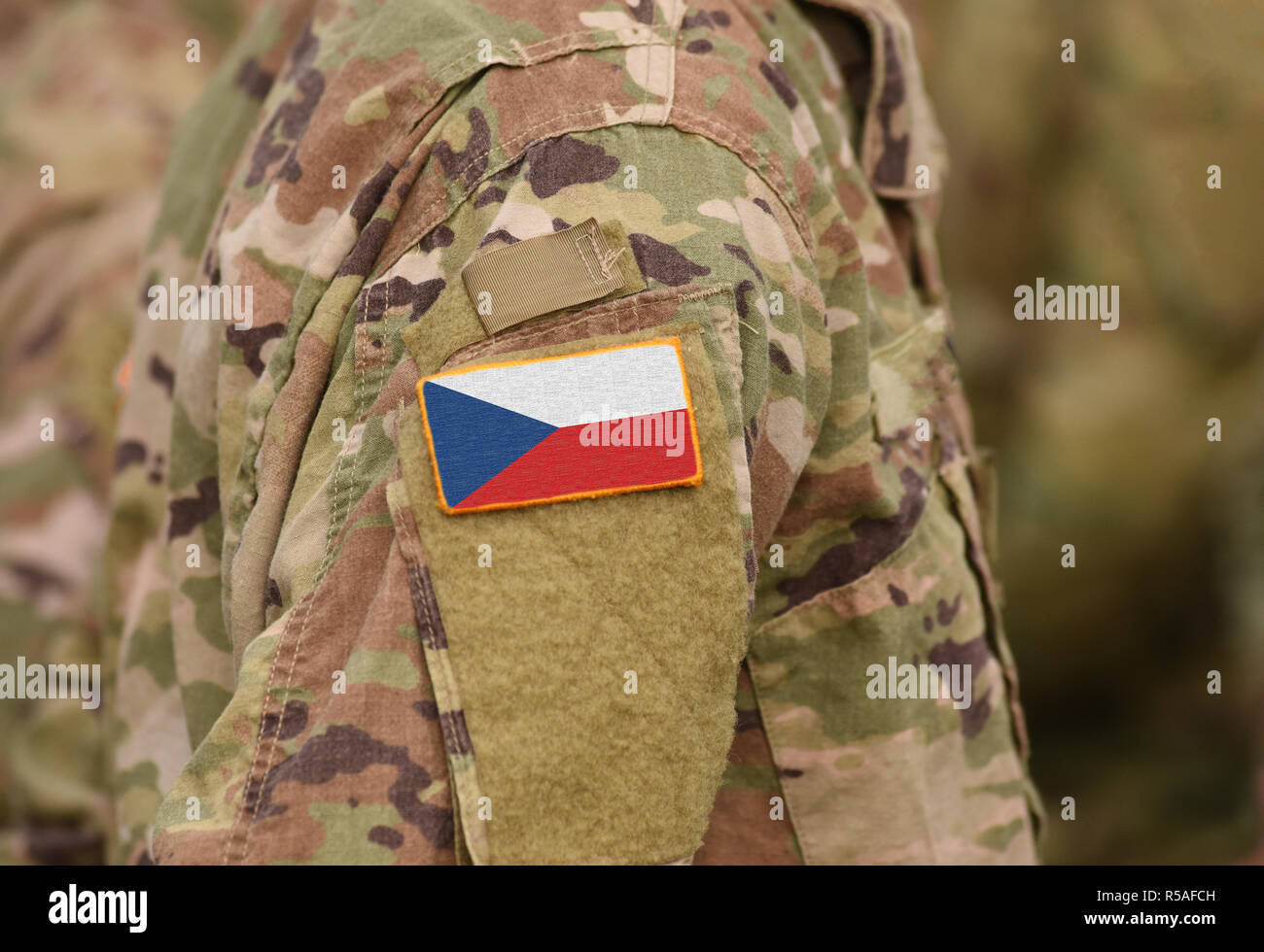 Bandiera della Repubblica ceca sul braccio di soldati (collage). Foto Stock