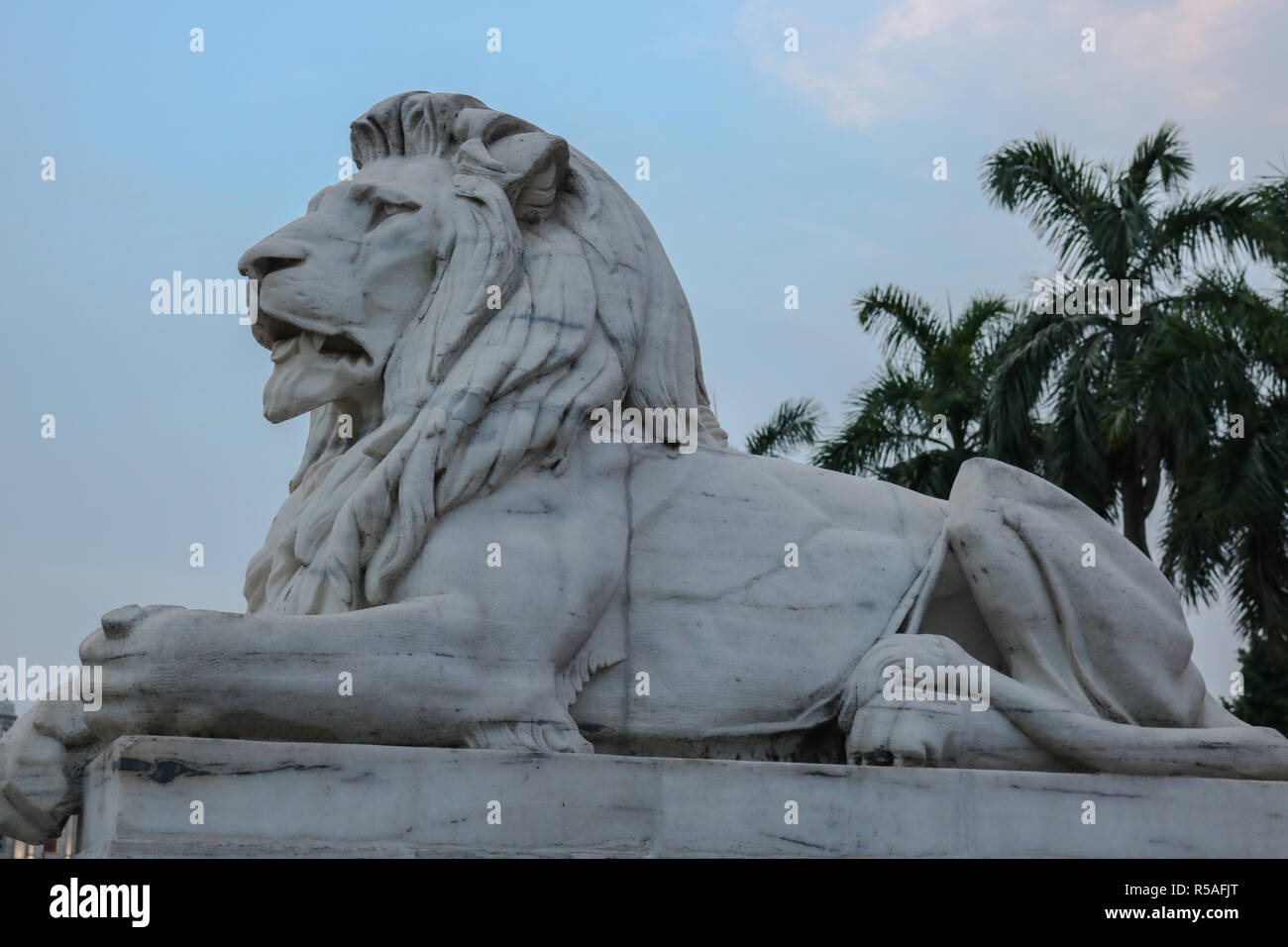 Antica statua di Lion al memoriale della Victoria Gate, Kolkata, India Foto Stock