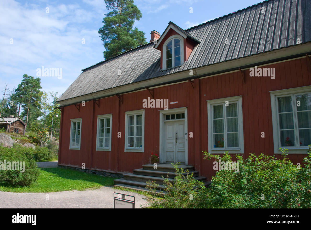 Rosso tipico legno scandinavo house a Helsinki, Finlandia Foto Stock