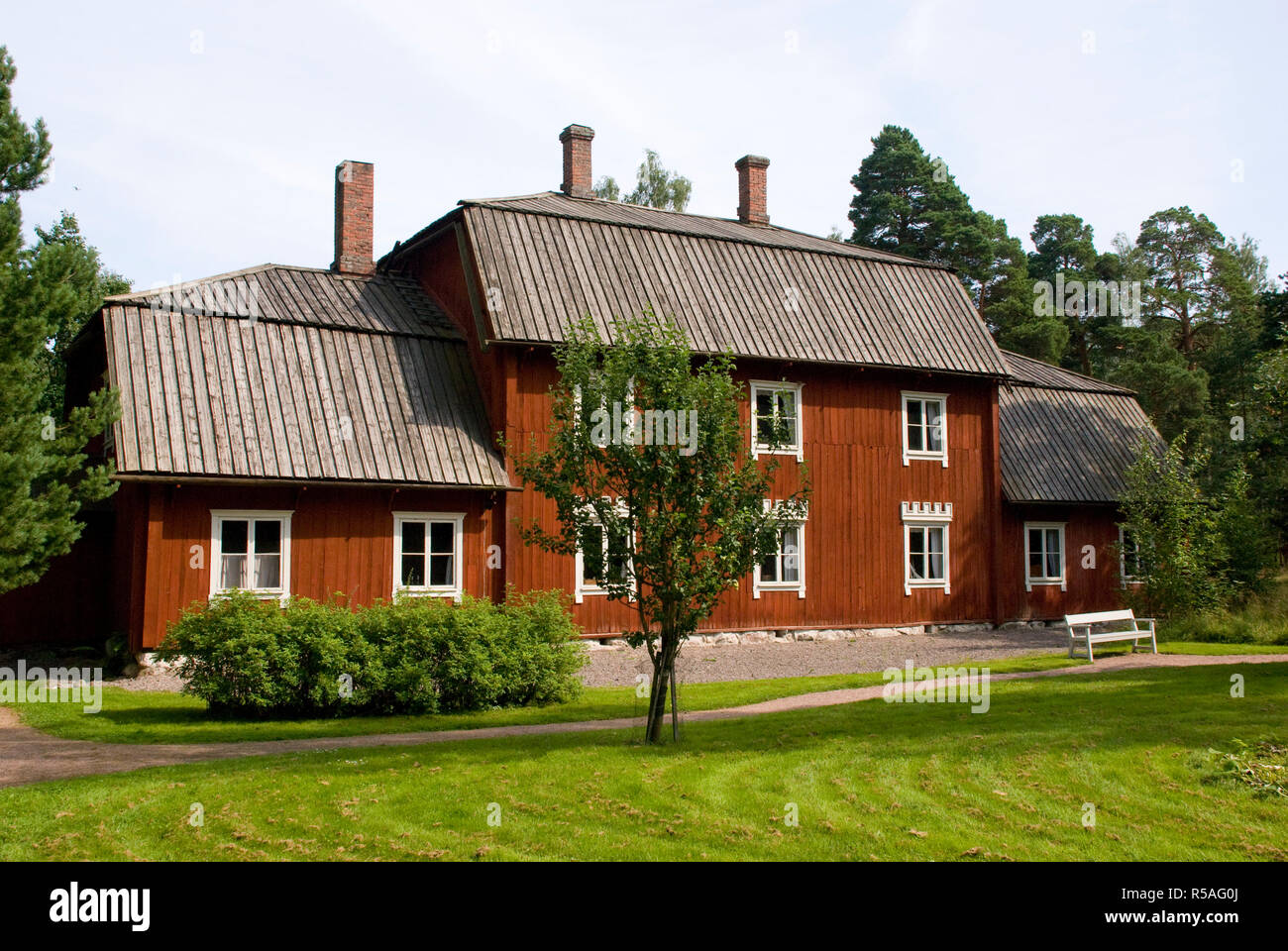 Tipico rosso scandinavo casa in legno a Helsinki, Finlandia Foto Stock