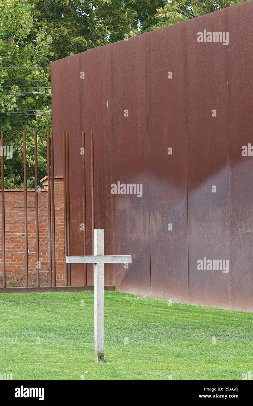 Unica croce di legno presso il sito del muro di Berlino Germania Foto Stock