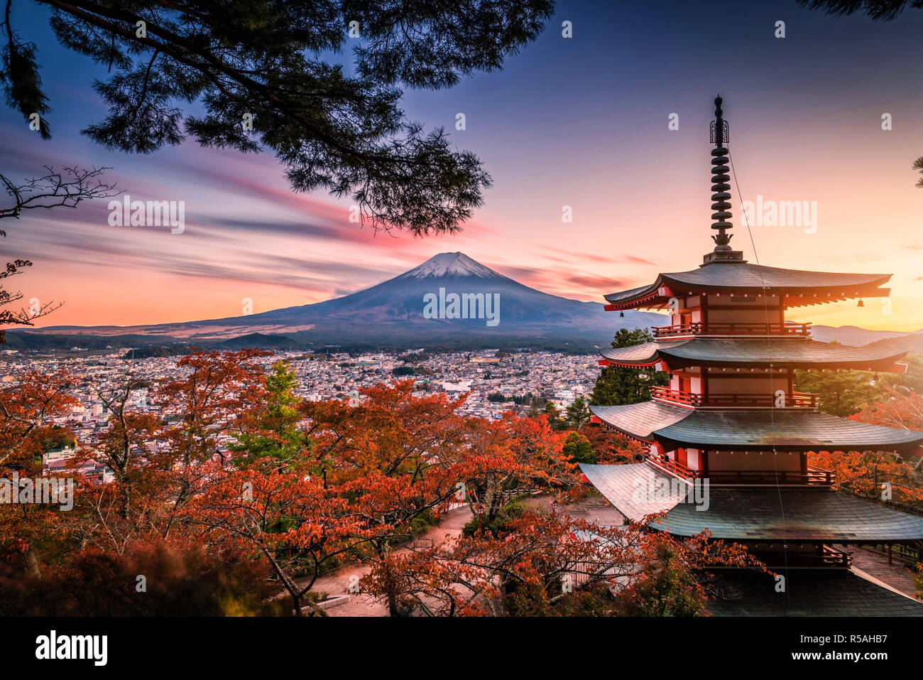Mt. Fuji con Chureito Pagoda e foglie rosse in autunno sul tramonto a Fujiyoshida, Giappone. Foto Stock