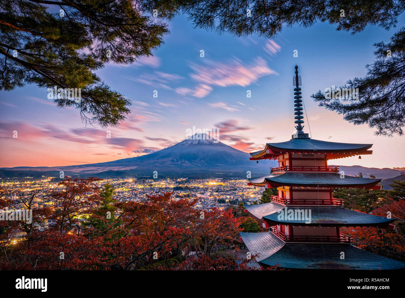 Mt. Fuji con Chureito Pagoda e foglie rosse in autunno sul tramonto a Fujiyoshida, Giappone. Foto Stock