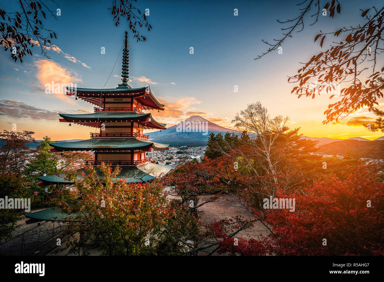 Mt. Fuji con Chureito Pagoda e foglie rosse in autunno sul tramonto a Fujiyoshida, Giappone. Foto Stock