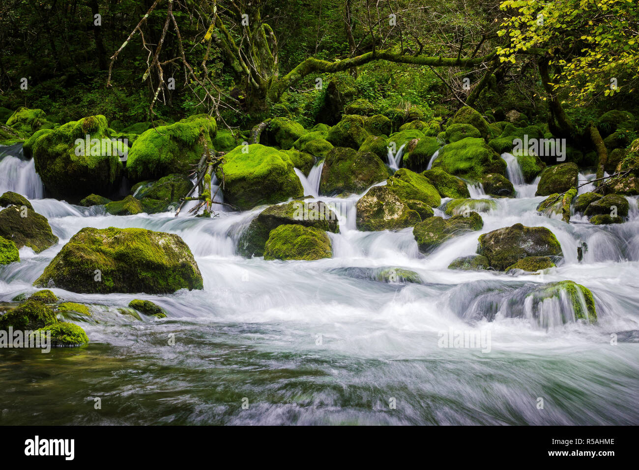 Dramaticlly fiume che scorre attraverso le rocce rendendo cascata waterfall Foto Stock