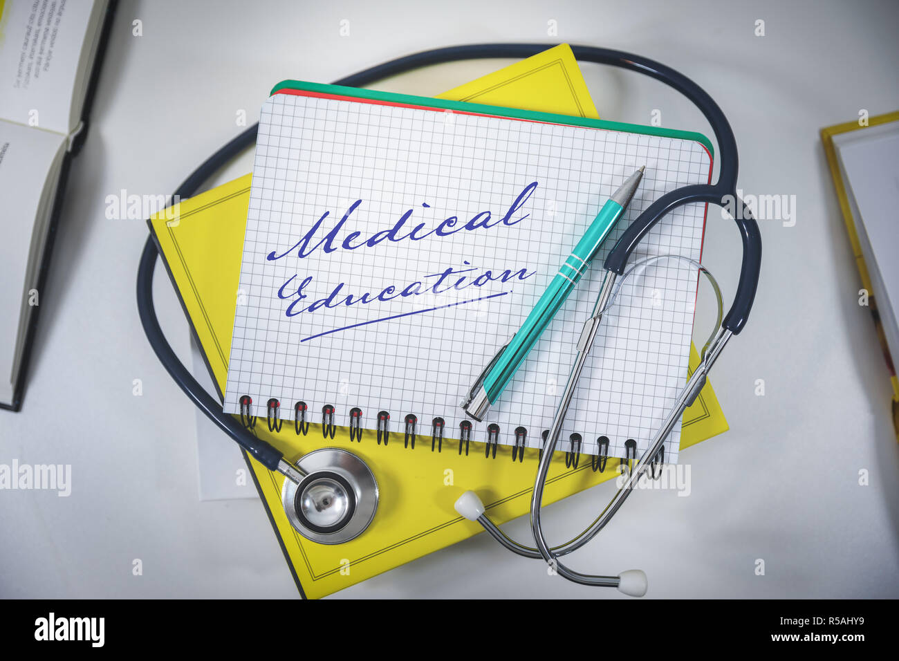 Medical Education - apprendimento di libri e uno stetoscopio sul tavolo Foto Stock