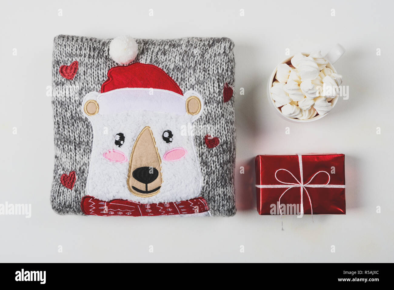 I regali di Natale. Felpa lavorata a maglia, pantofole e la cioccolata  calda con marshmallow prevista