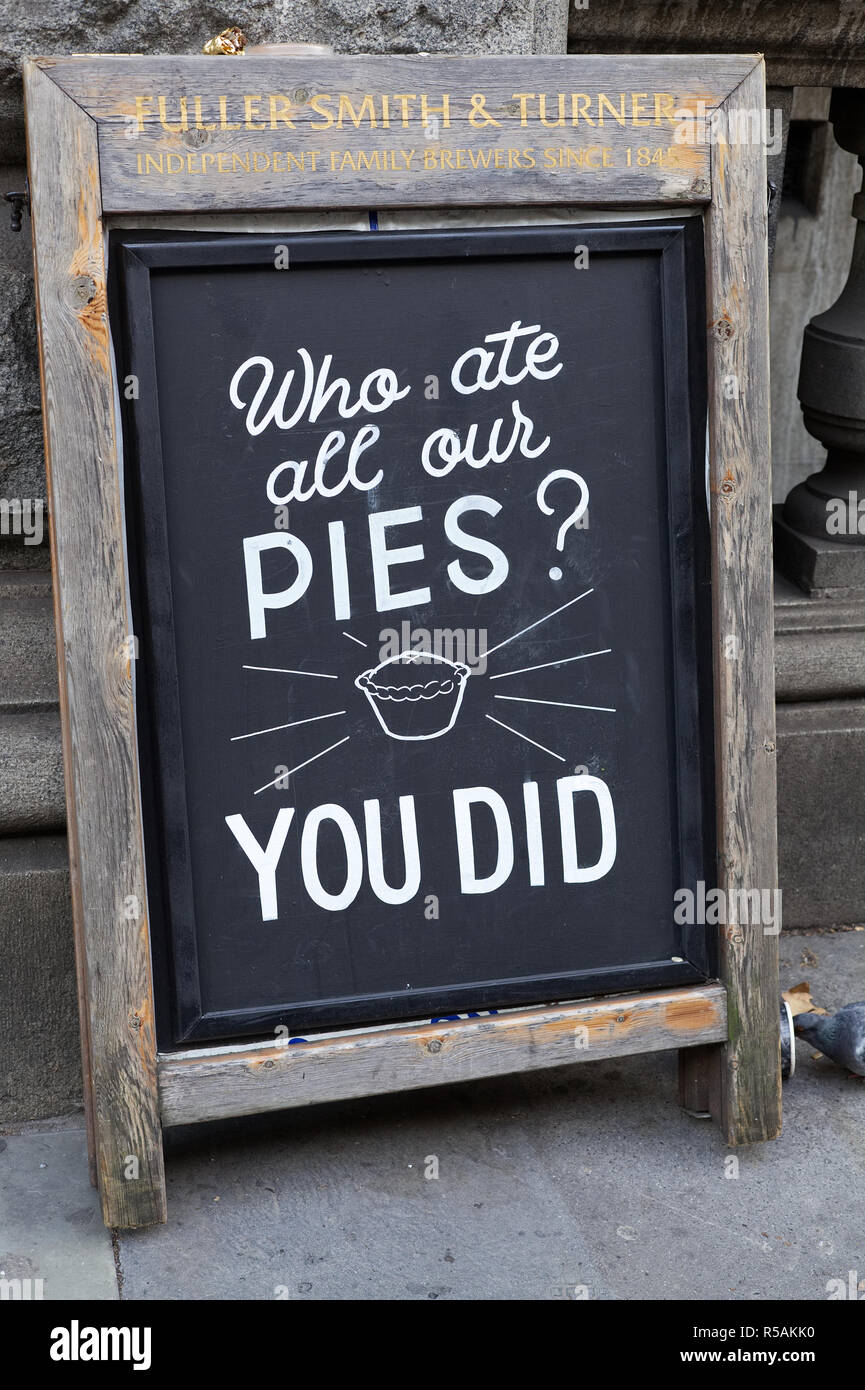 "Chi ha mangiato tutte le torte" scritto in gesso su una lavagna Foto Stock