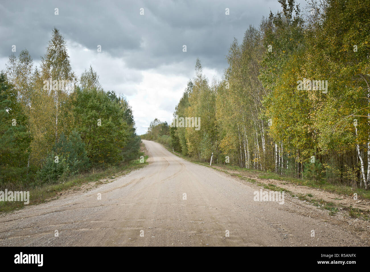 Strada di ghiaia in Lettonia Foto Stock