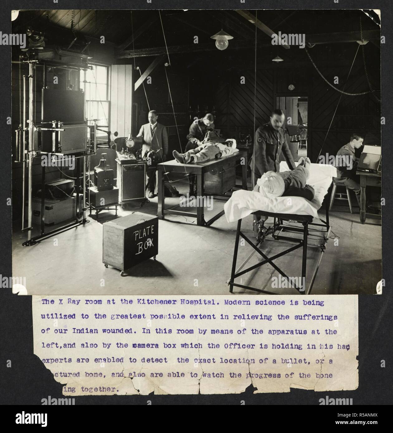I raggi X camera presso l'Ospedale di Kitchener [Brighton, Inghilterra]. La camera nel funzionamento, con i pazienti in esame. 'Moderne la scienza è utilizzata nella maggior misura possibile per alleviare le sofferenze del nostro Indian feriti. In questa stanza per mezzo dell'apparecchiatura a sinistra, e anche mediante la confezione della fotocamera che il funzionario è che tiene nelle sue mani, gli esperti sono abilitati a rilevare la posizione esatta di un proiettile o di un osso fratturato, e sono anche in grado di guardare i progressi dell'osso [Iscriviti]ing insieme". Record dell'esercito indiano in Europa durante la Prima Guerra Mondiale. Xx secolo, 191 Foto Stock
