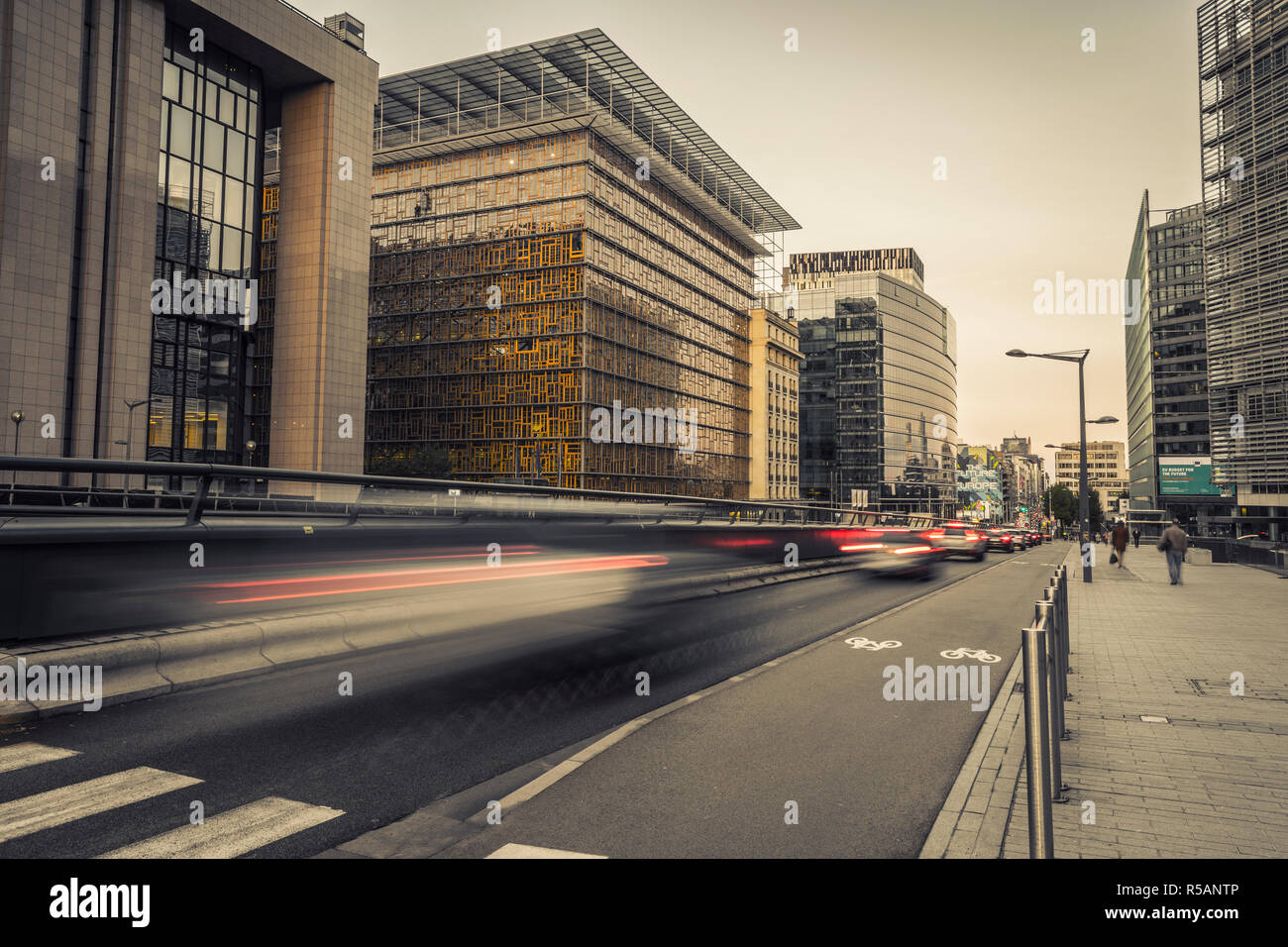 Il traffico nella parte anteriore della costruzione europea a Bruxelles Foto Stock