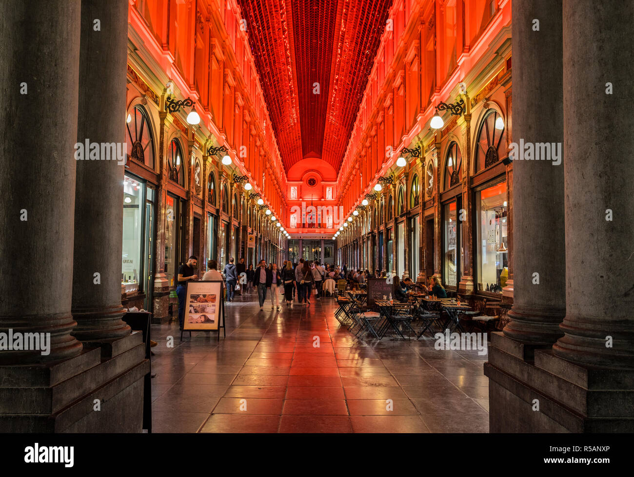 Red illimunated Royal gallerie di St Hubert a Bruxelles Foto Stock