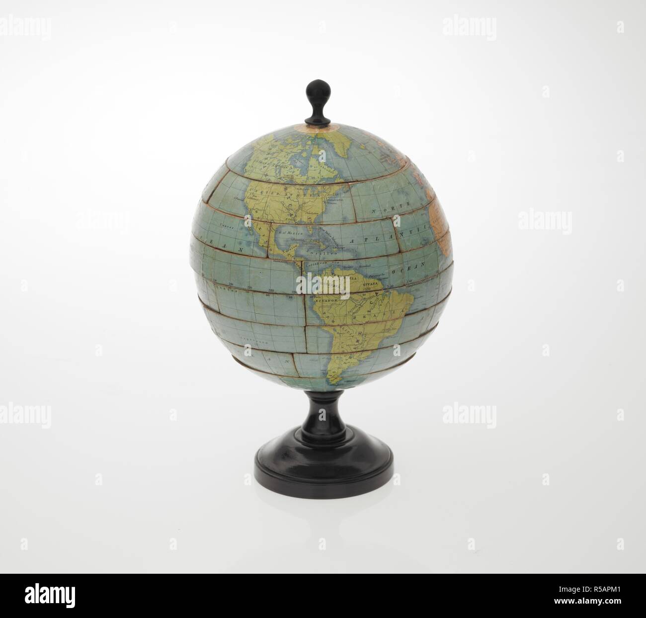 Un dissezionati globe, c.1866. Il dissezionati globo. [Londra?] : [A. & N. Myers?], [1866?]. La forma di segmenti di otto sezioni. Sei di questi visualizza mappe dei continenti sulle loro superfici superiori e le illustrazioni di testo sulle loro superfici inferiori. Descrizione fisica: 1 globo (38 segmenti di legno) : mano col ; 17cm. di diam. Fonte: Mappe G.3 visualizza 2. Foto Stock