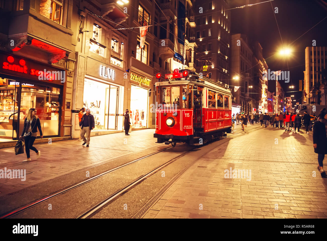 Rosso nostalgico retrò tram su Istiklal Street di notte. Istanbul, Turchia - 12 novembre 2018. Foto Stock