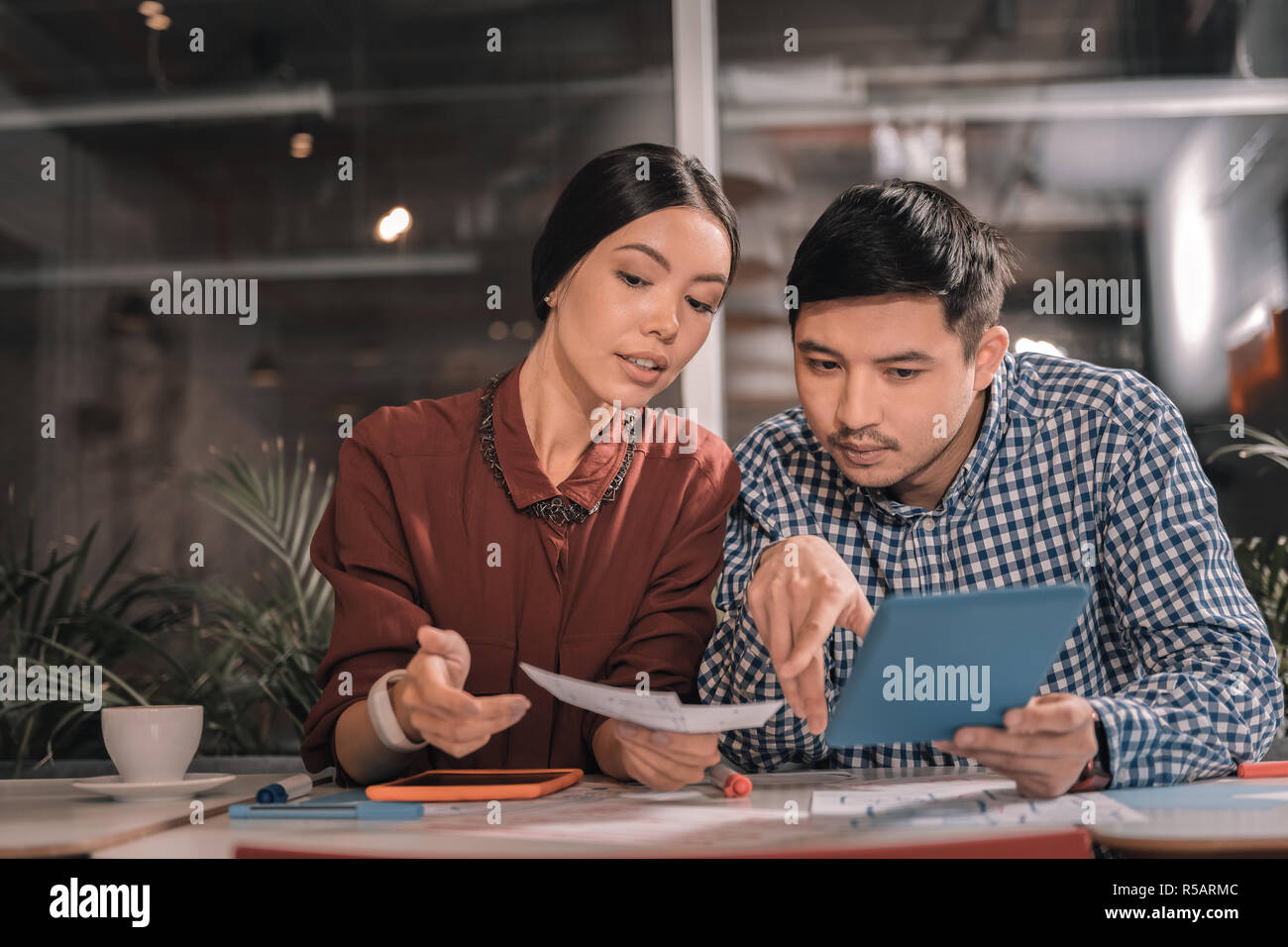 Due economisti sensazione occupato mentre facendo insieme di contabilità Foto Stock