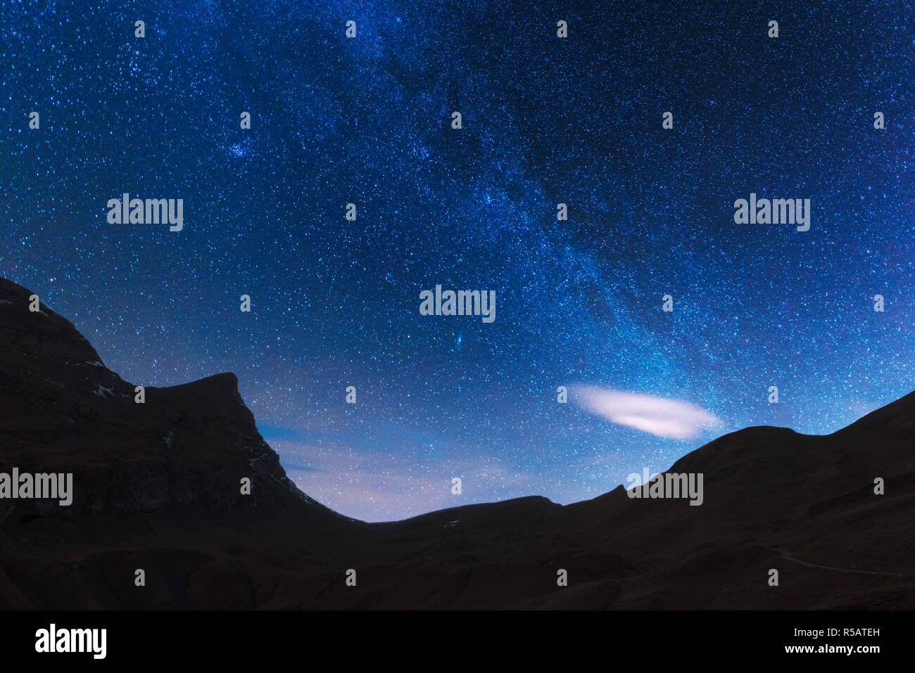 Notte incredibile vista della Via Lattea nel cielo blu. Alpi svizzere, Svizzera. Paesaggio la fotografia astronomica Foto Stock
