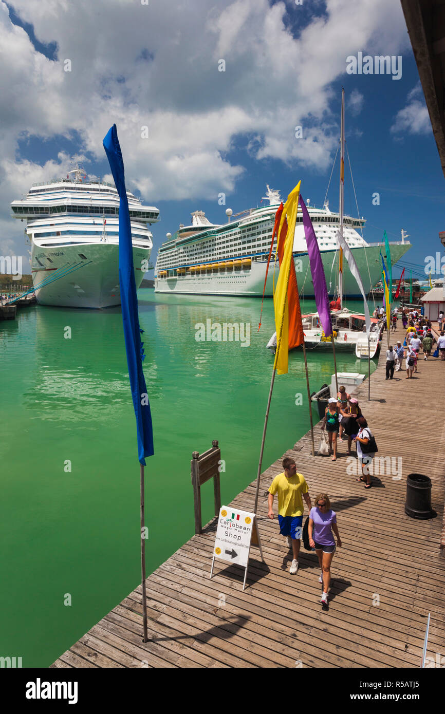Antigua e Barbuda, Antigua, St. Johns, Heritage Quay, Cruiseship terminal, con turisti Foto Stock