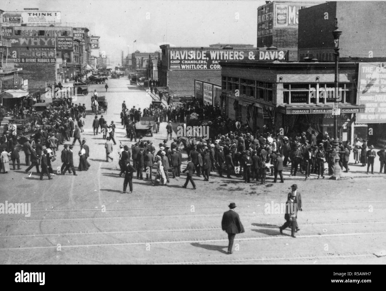 Esplosione di bomba durante la preparazione di parata, San Francisco, California. Scena dopo l esplosione. Viscosità Mooney è stato accusato di aver provocato l'esplosione ca. 1918-1919 Foto Stock