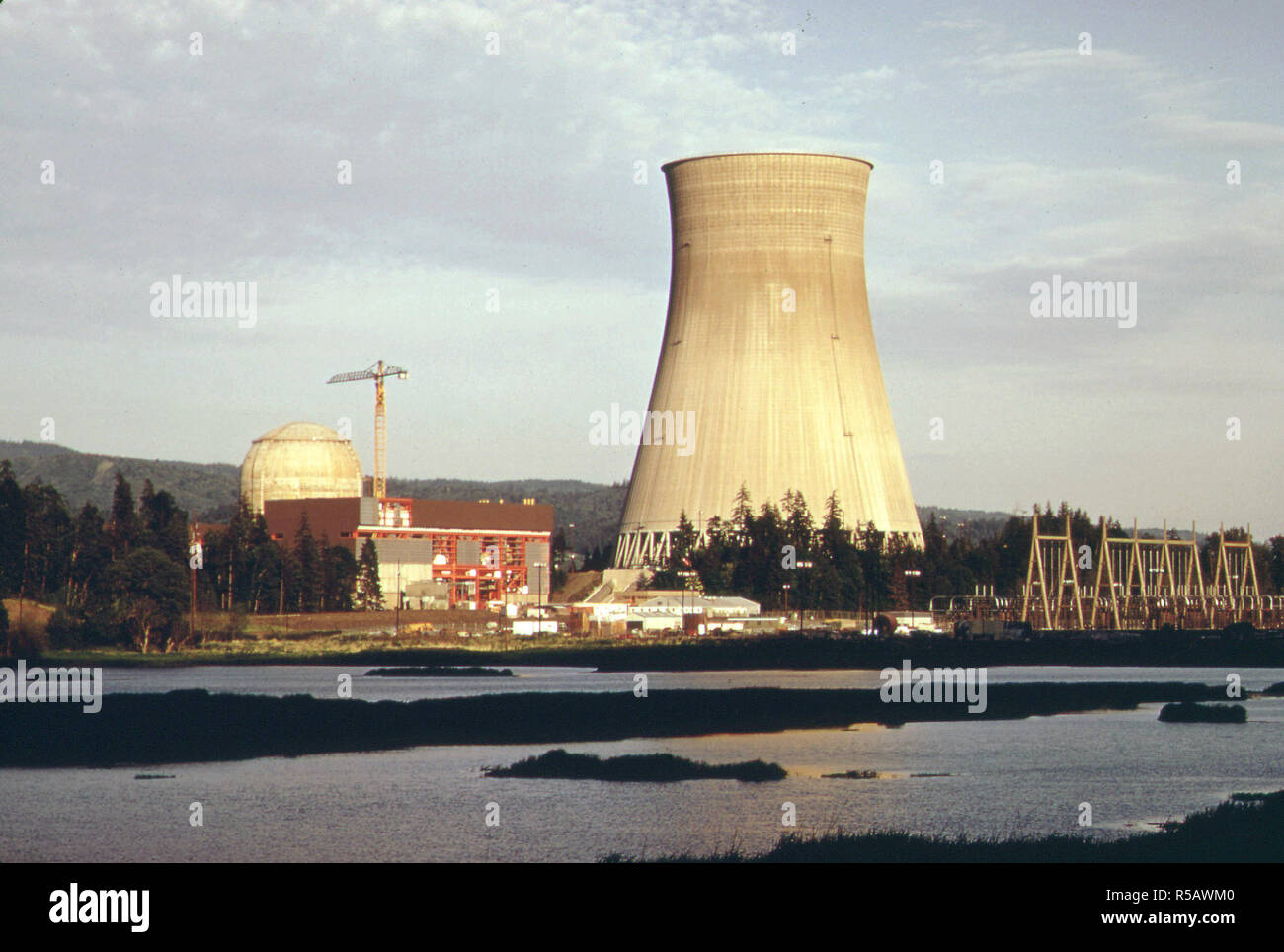 1973 Ranier Oregon - Il cavallo di Troia di impianti nucleari sulle rive del fiume Columbia Portland General Electric, il miglioratore della pianta, ha incontrato grande opposizione da parte degli ambientalisti 05/1973 Foto Stock