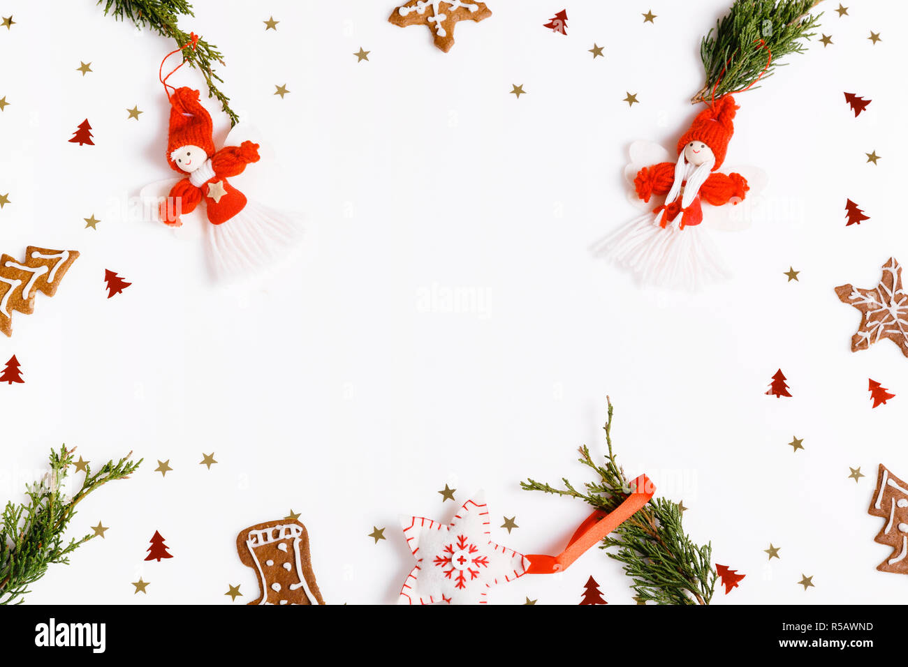 Composizione di natale di angeli fatti in casa e albero di natale su sfondo bianco. Vista superiore, piana, laici copia spazio. Foto Stock