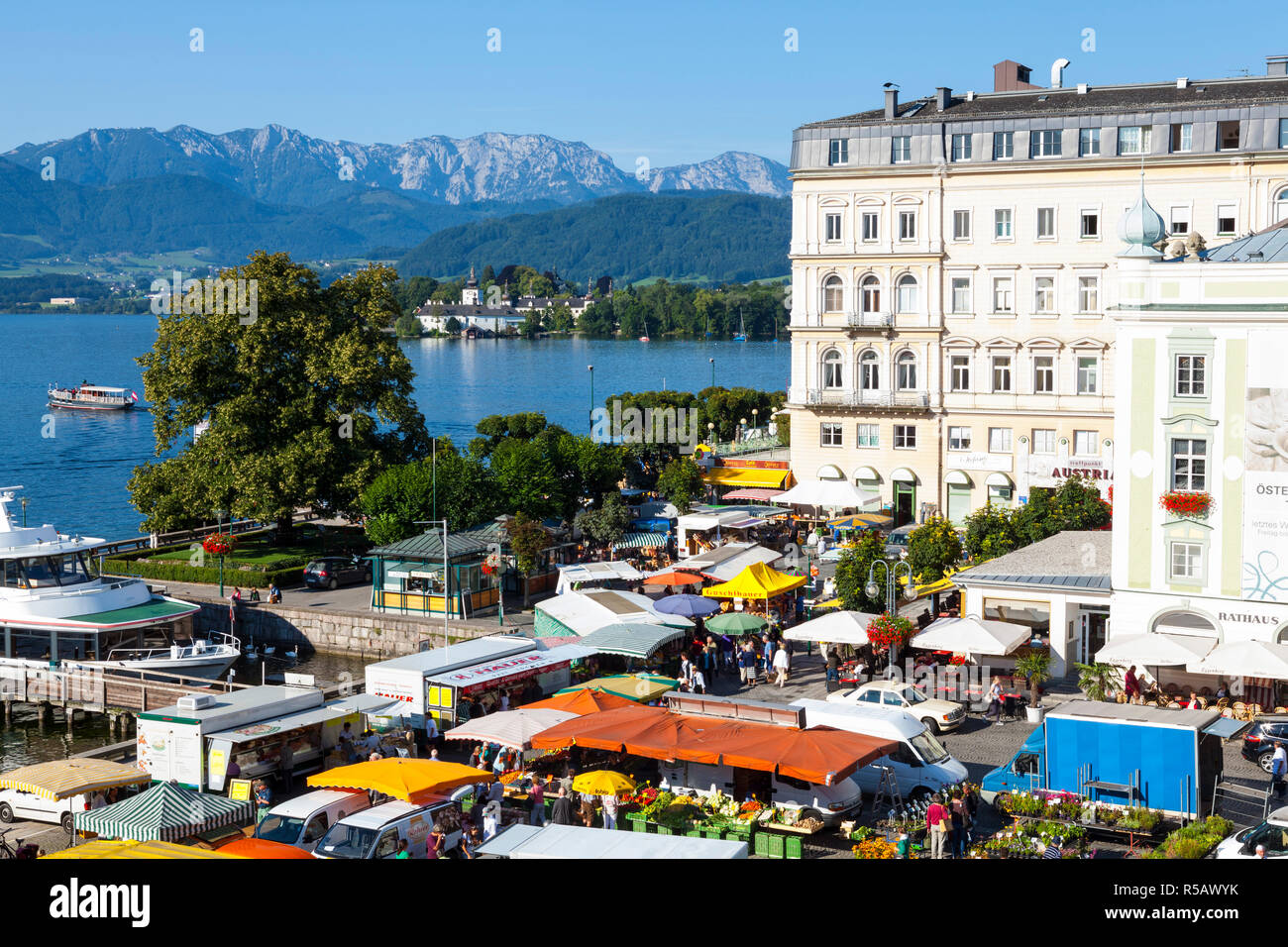 Mercato in piazza centrale, Gmunden, Salzkammergut, Austria superiore, Austria Foto Stock