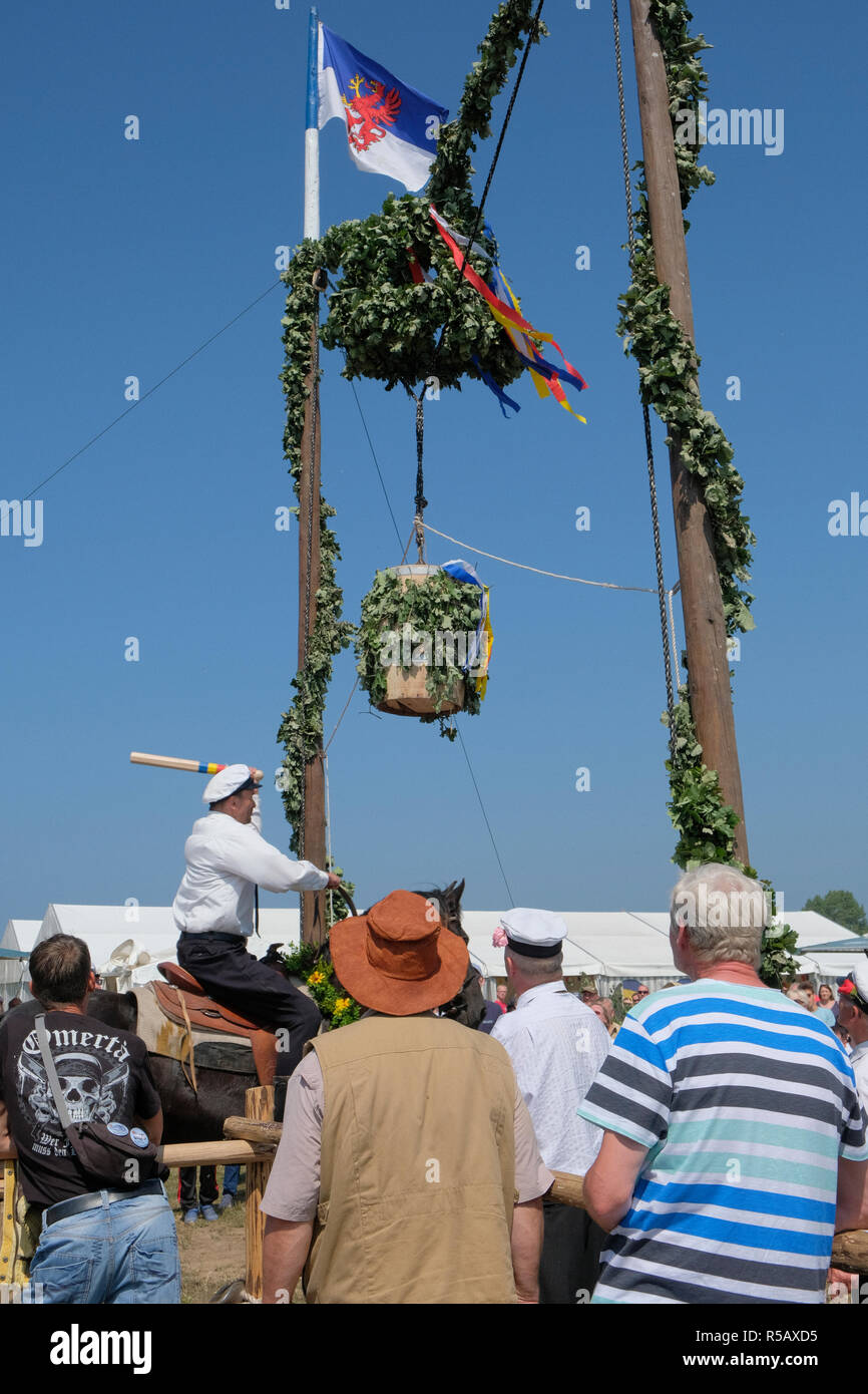 Tonnenabschlagen, tradizionale folk festival, Ahrenshoop, Fischland Darß-Zingst, Meclenburgo-Pomerania Occidentale, Germania Foto Stock