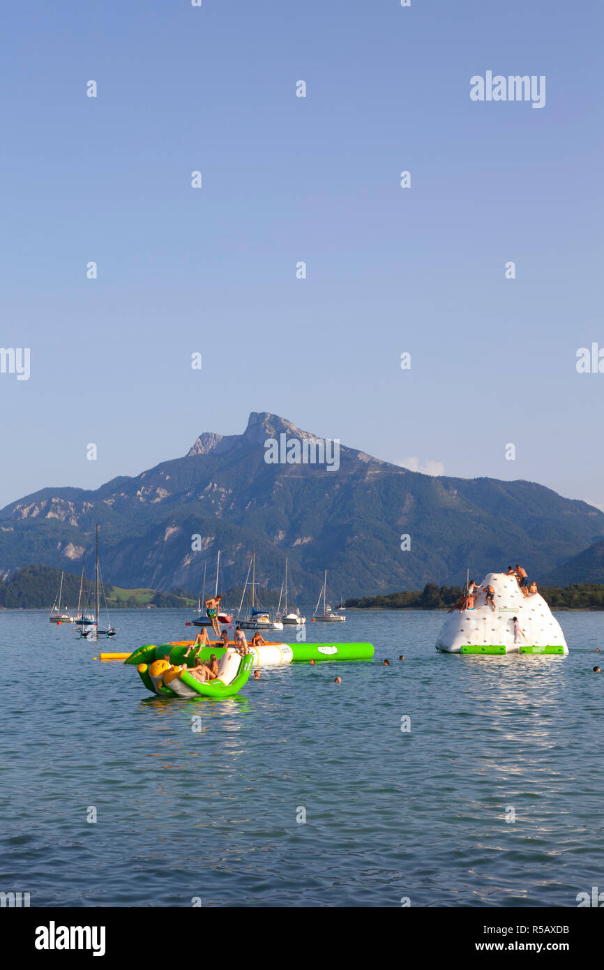 I bagnanti in acqua park Mondsee, Lago Mondsee, Salzkammergut, Austria Foto Stock