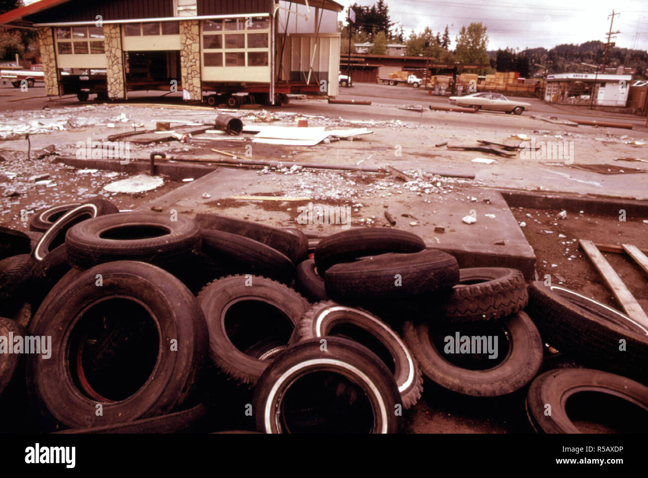 Maggio 1974 - Una recente costruzione della stazione di gas, non aveva alcuna assegnazione di carburante ed è stata chiusa, poi spostati da un incrocio occupato durante la benzina crisi del 1973-74 hanno 05/1974 Foto Stock