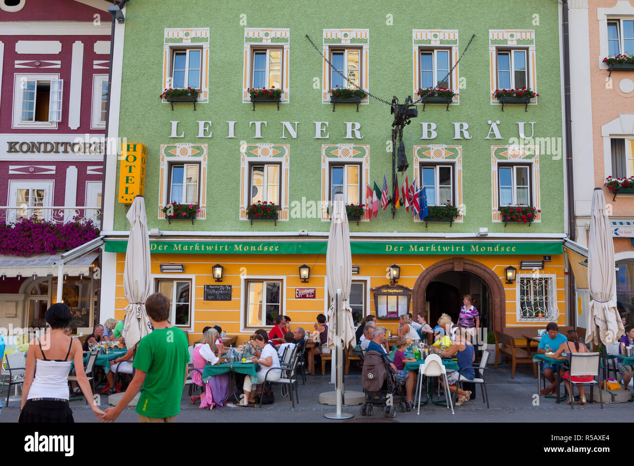 Ristorante nel mercato Sqaure, Mondsee, Lago Mondsee, Salzkammergut, Austria Foto Stock