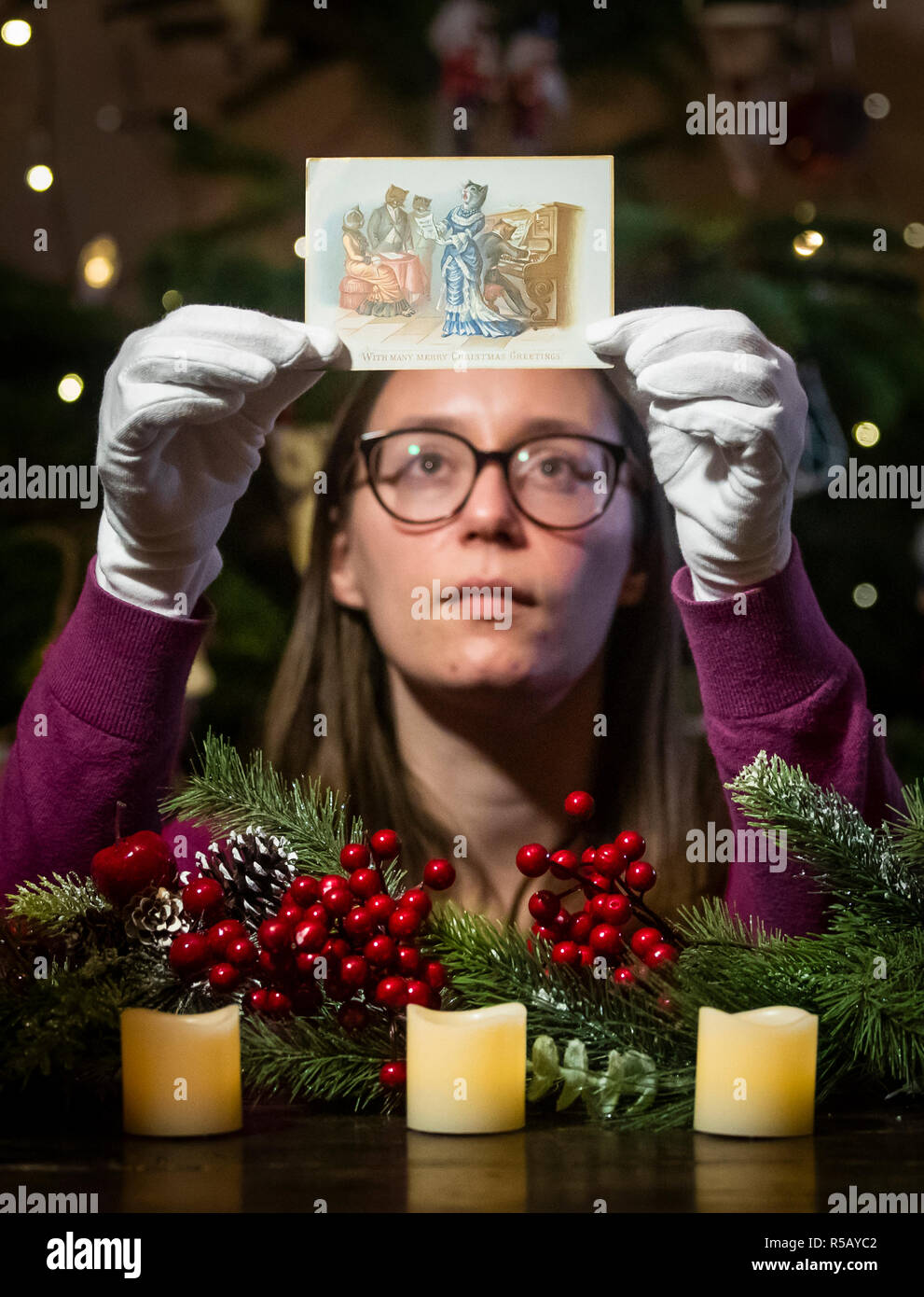 Rachael Bowers, assistente curatore della storia sociale al Museo del Castello di York, detiene un Natale Vittoriano card raffigurante il canto gatti. Foto Stock