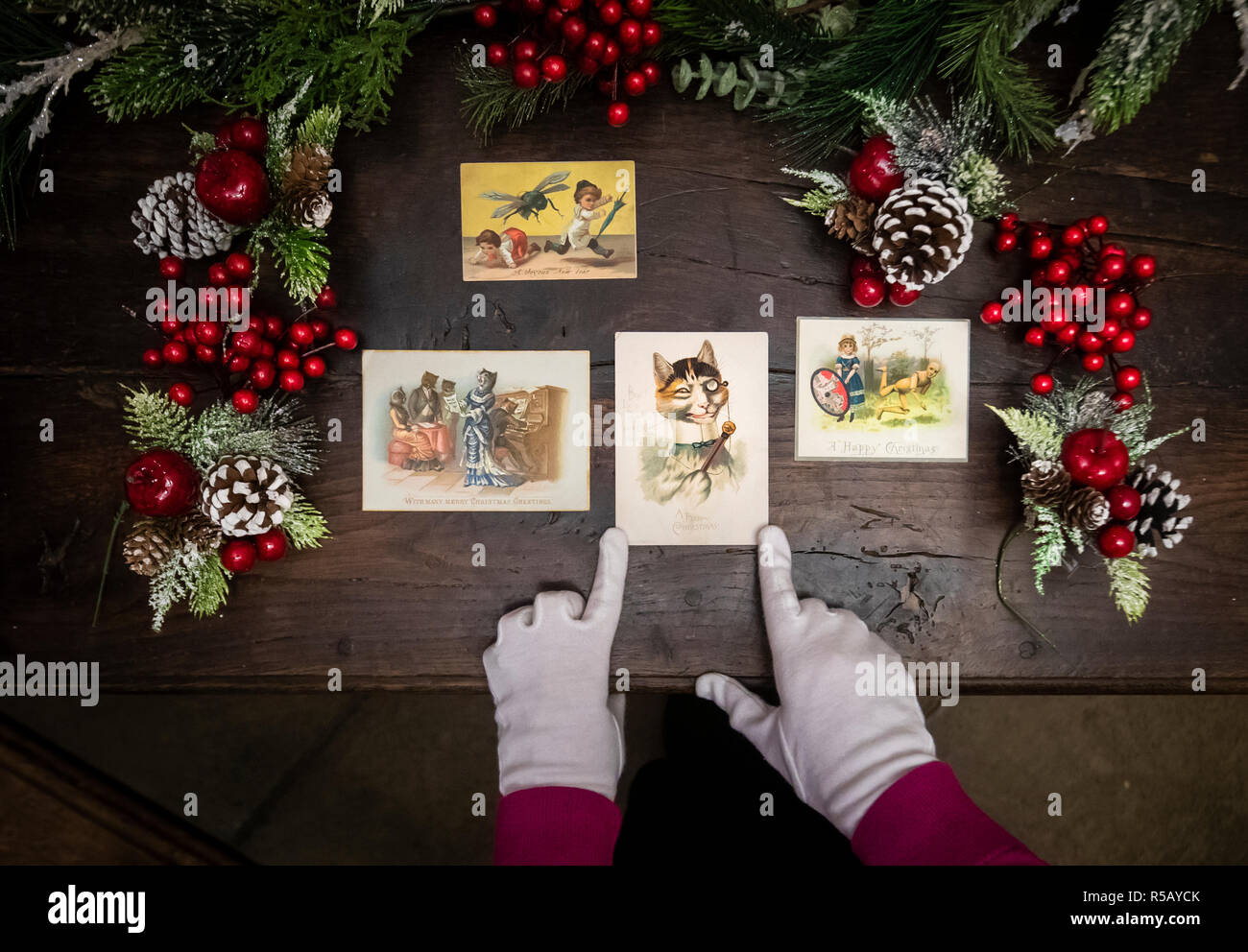 Rachael Bowers, assistente curatore della storia sociale al Museo del Castello di York, Vittoriano con carte di Natale. Foto Stock