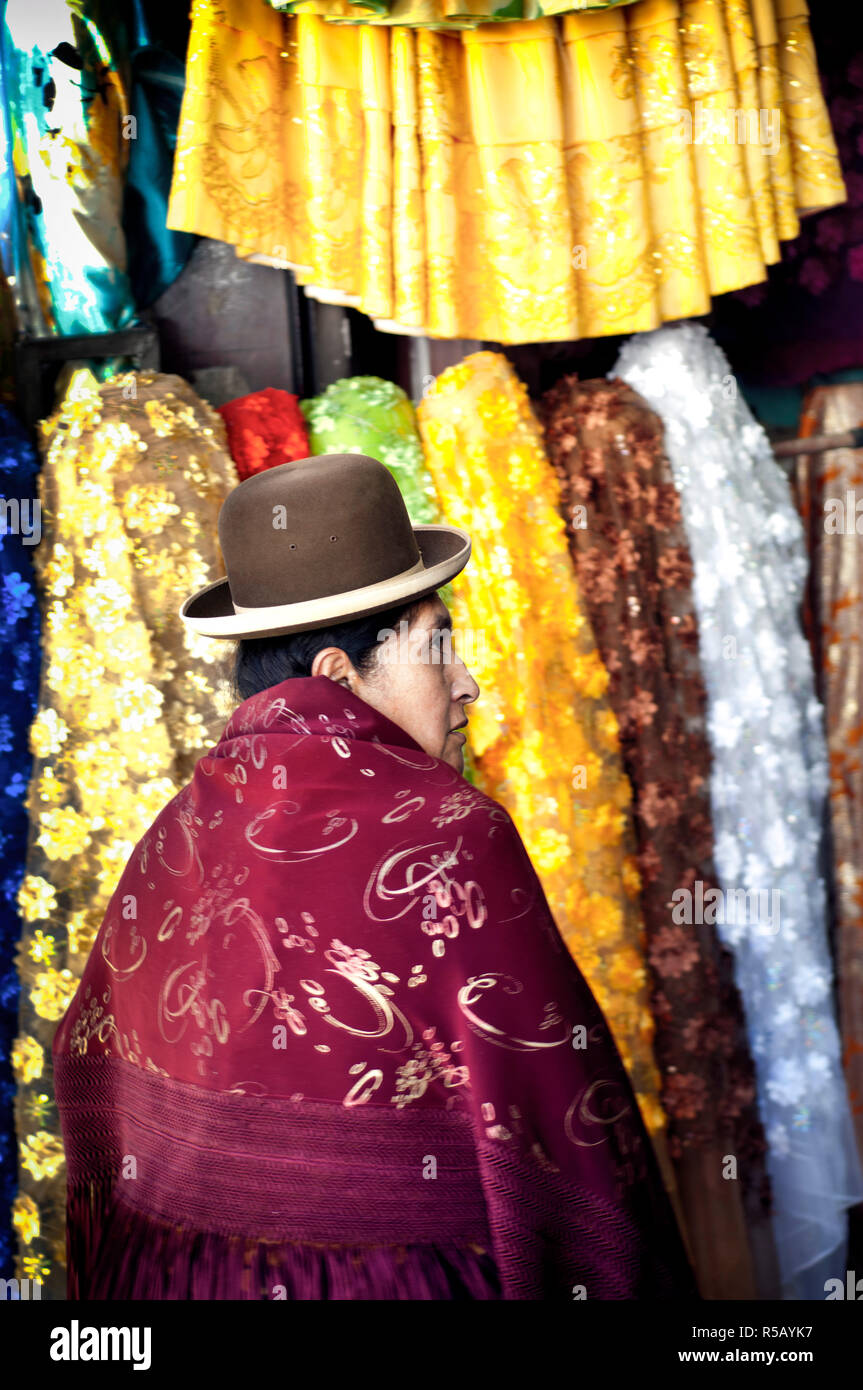 Cholita negoziante, indigeni Aymaran abbigliamento, La Paz, Bolivia Foto Stock